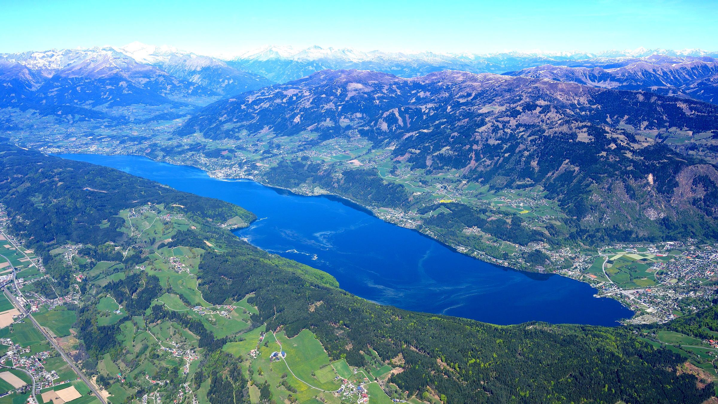 Millstätter See mit Uferorten und Bergen